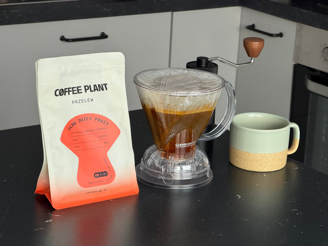 Kaffebryggningsset med en påse Coffee Plant-kaffe, en Clever Dripper-bryggare och en mugg på en köksbänk.