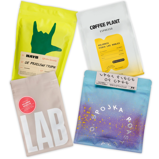 Fyra färgglada kaffepåsar med olika design på vit bakgrund