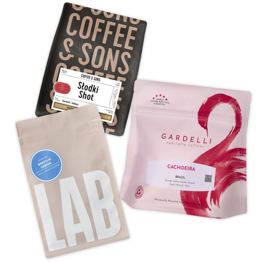 Tre kaffepåsar från olika märken na vit bakgrund