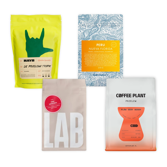 Fyra kaffepåsar från olika märken na vit bakgrund