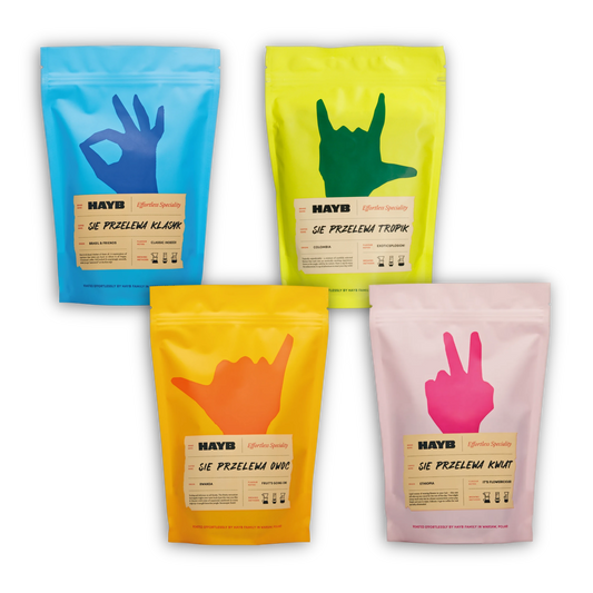 Fyra färgglada kaffepåsar från HAYB Speciality Coffee: Klasyk, Tropik, Owoc och Kwiat på svart bakgrund.