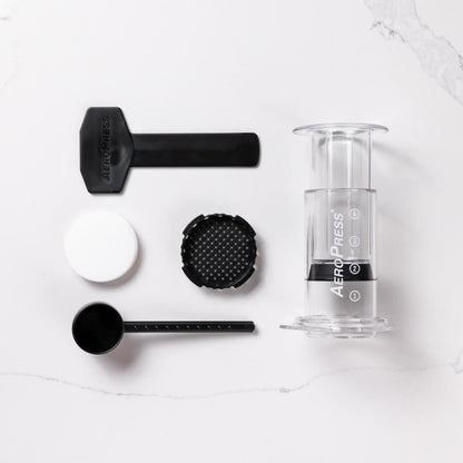AeroPress Clear delar: kolv, kammare, filterlock, måttskopa och omrörare