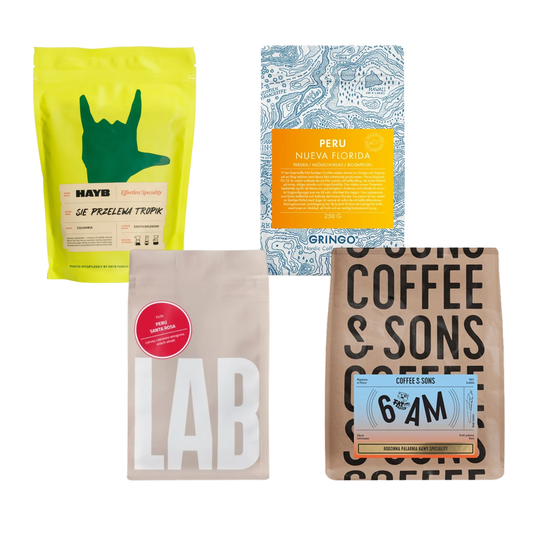 Fyra olika kaffepåsar med varierande design och text på vit bakgrund