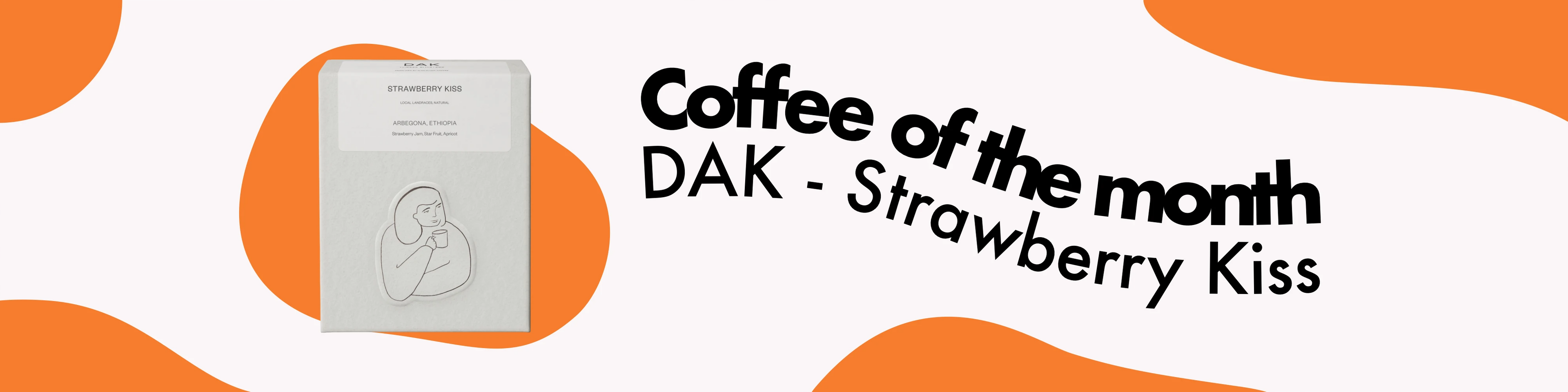 Horisontell banner för Månadens kaffe som visar en vit kartong DAK - Strawberry Kiss kaffe mot en vit och orange vågig bakgrund.