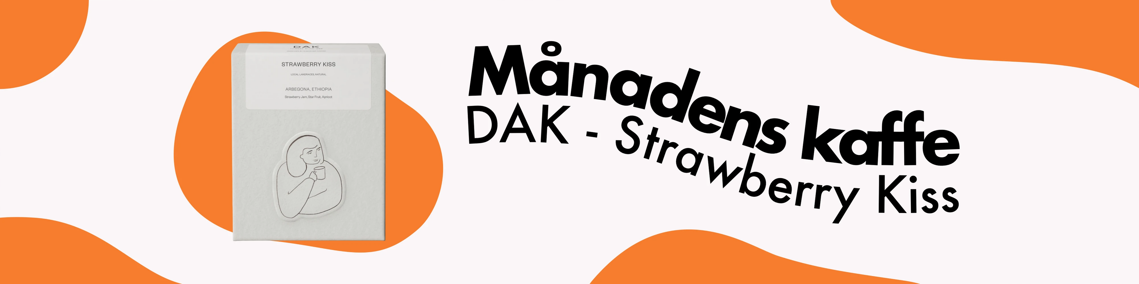 Horisontell banner för Månadens kaffe som visar en vit kartong DAK - Strawberry Kiss kaffe mot en vit och orange vågig bakgrund.