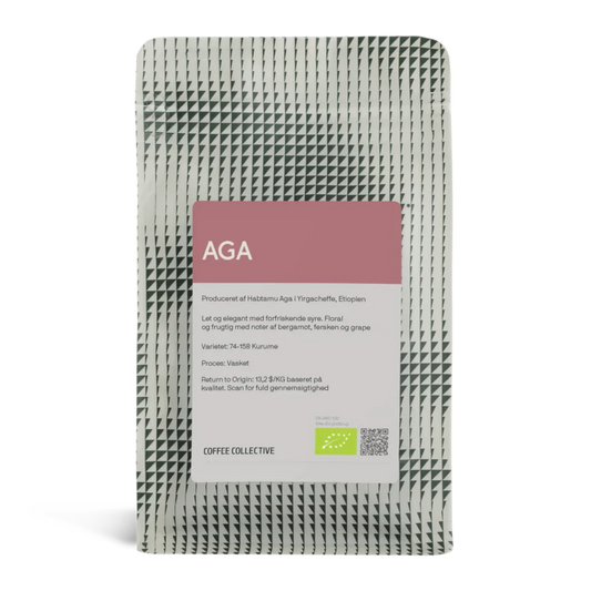 En 250g påse kaffe från Coffee Collective vid namn "Aga" från Etiopien, med ett vitt och grönt geometriskt mönster och en rosa etikett.