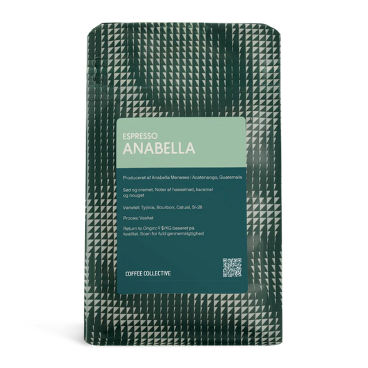 En påse Coffee Collective "Espresso Anabella" kaffe från Guatemala, i en mörkgrön geometriskt mönstrad påse med en ljusgrön etikett.