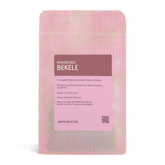 En påse Coffee Collective "Anaerobic Bekele" kaffe från Sidama, Etiopien, i en ljusrosa mönstrad påse med en mörkrosa etikett.