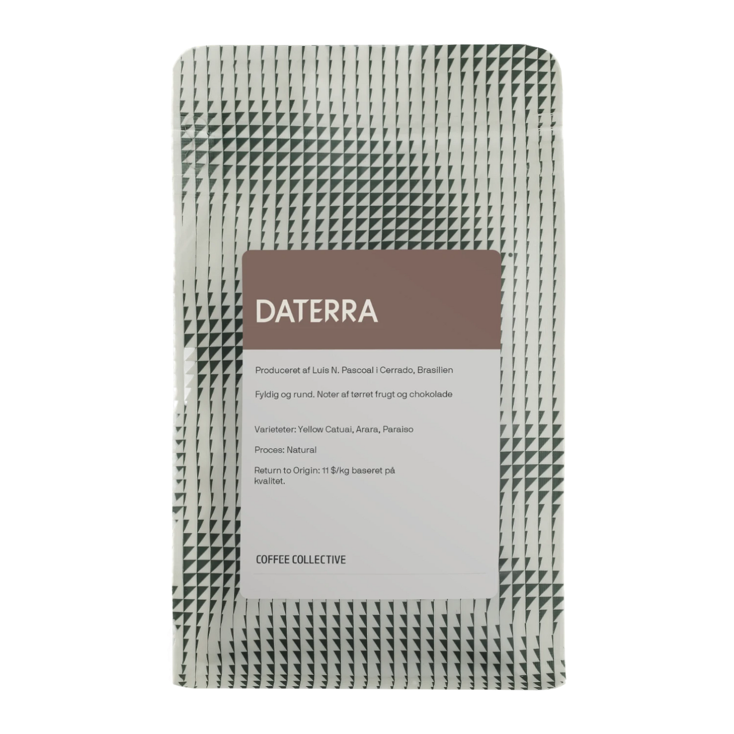 En påse Coffee Collective "Daterra" kaffe från Cerrado, Brasilien, med svartvit geometrisk design och brun etikett.