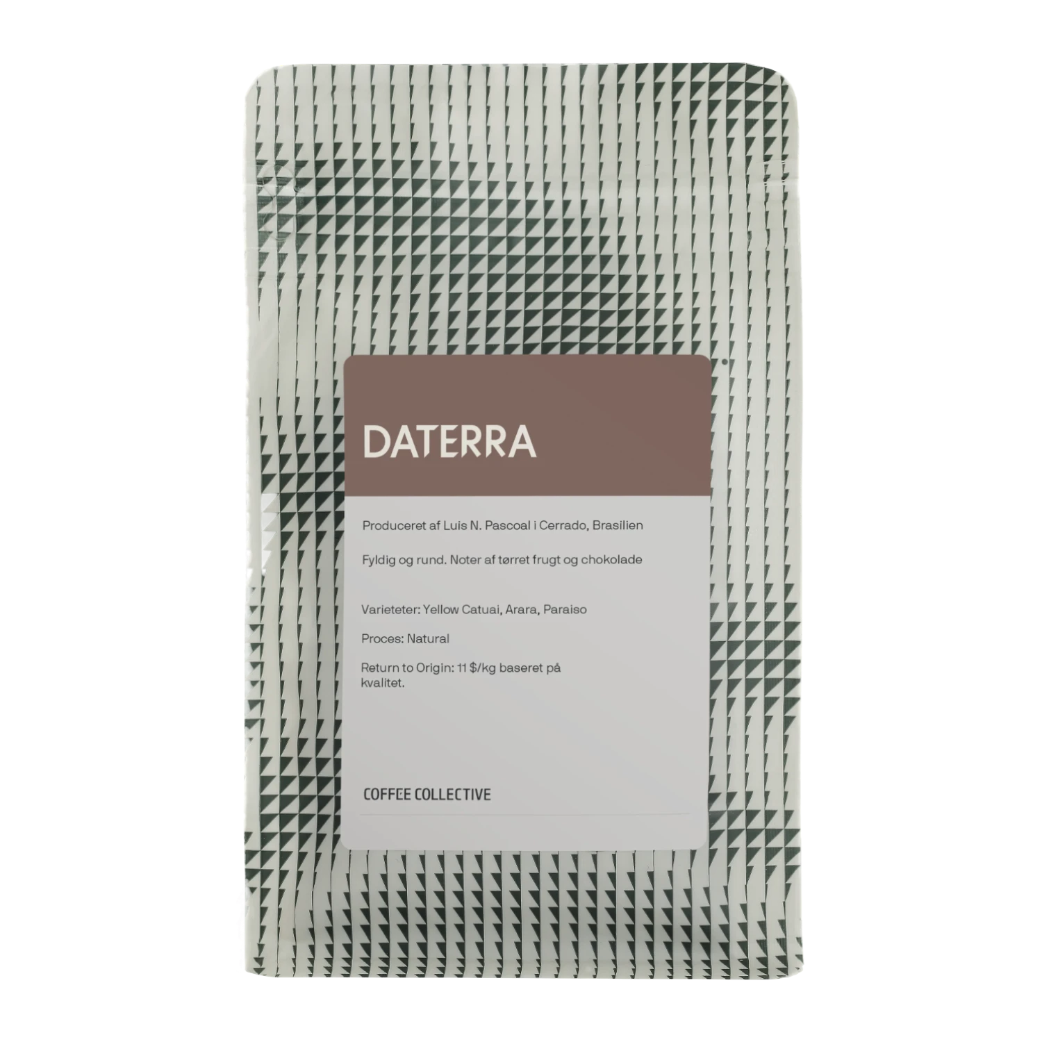 En påse Coffee Collective "Daterra" kaffe från Cerrado, Brasilien, med svartvit geometrisk design och brun etikett.