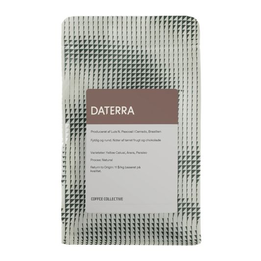 En påse Coffee Collective "Daterra" kaffe från Cerrado, Brasilien, med svartvit geometrisk design och brun etikett.