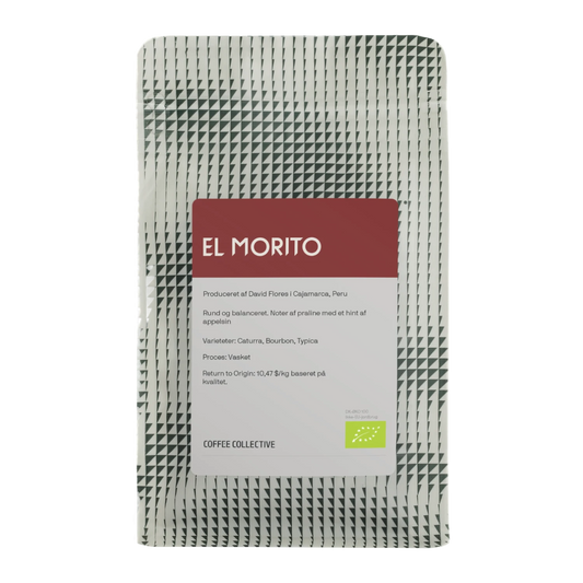 En påse Coffee Collective "El Morito" kaffe från Cajamarca, Peru, med svartvit geometrisk design och vinröd etikett.
