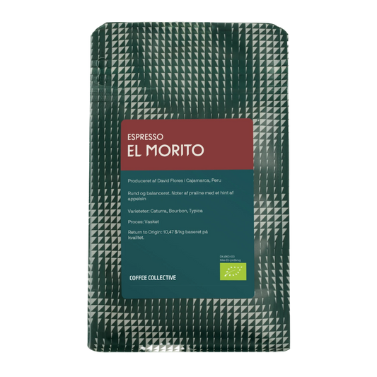 En påse Coffee Collective "Espresso El Morito" kaffe från Cajamarca, Peru, i en mörkgrön geometriskt mönstrad påse med ljusgrön etikett.