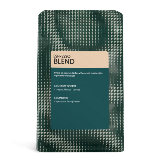 En påse Coffee Collective "Espresso Blend" med en mörkgrön mönstrad bakgrund och en beige etikett.