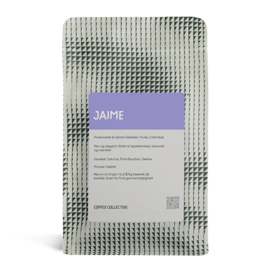 En påse Coffee Collective "Jaime" kaffe från Huila, Colombia, med en vit och grön geometrisk design och en lavendelfärgad etikett.