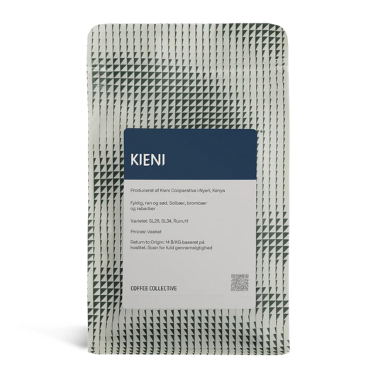 En påse Coffee Collective "Kieni" kaffe från Nyeri, Kenya, i en vit och grön mönstrad påse med en mörkblå etikett.