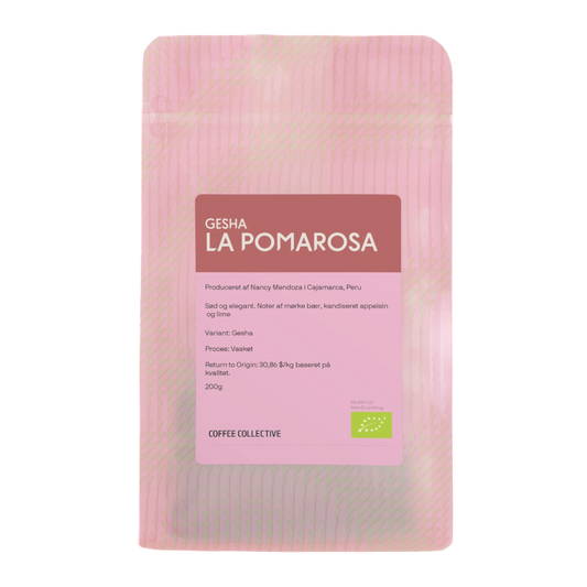 En påse Coffee Collective "Gesha La Pomarosa" kaffe från Cajamarca, Peru, i en ljusrosa mönstrad påse med mörkrosa etikett.