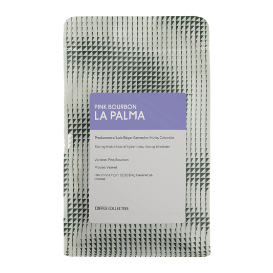 En påse Coffee Collective "La Palma" kaffe från Huila, Colombia, med svartvit geometrisk design och lavendelfärgad etikett.