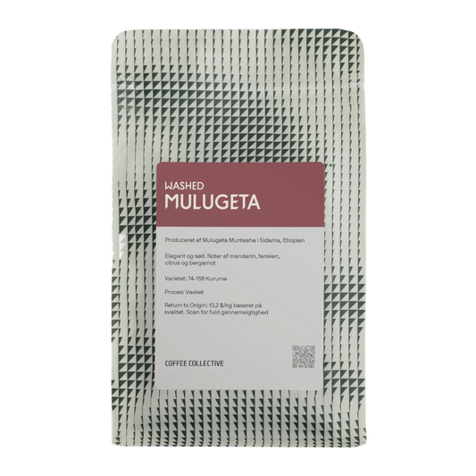 En påse Coffee Collective "Washed Mulugeta" kaffe från Sidama, Etiopien, med svartvit geometrisk design och rödbrun etikett.