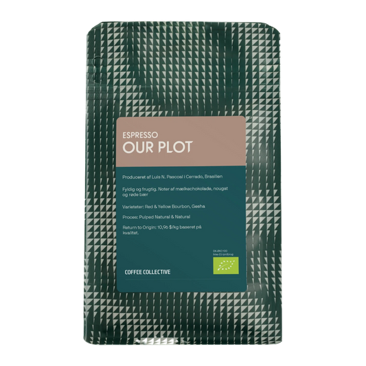 En påse Coffee Collective "Espresso Our Plot" kaffe från Cerrado, Brasilien, i en mörkgrön geometriskt mönstrad påse med ljusgrön etikett.