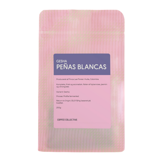 En påse Coffee Collective "Gesha Penas Blancas" kaffe från Huila, Colombia, i en ljusrosa mönstrad påse med mörkrosa etikett.