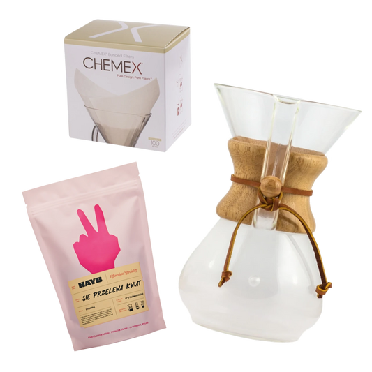 Chemex kaffebryggare med en filterbox och rosa kaffepåse på vit bakgrund