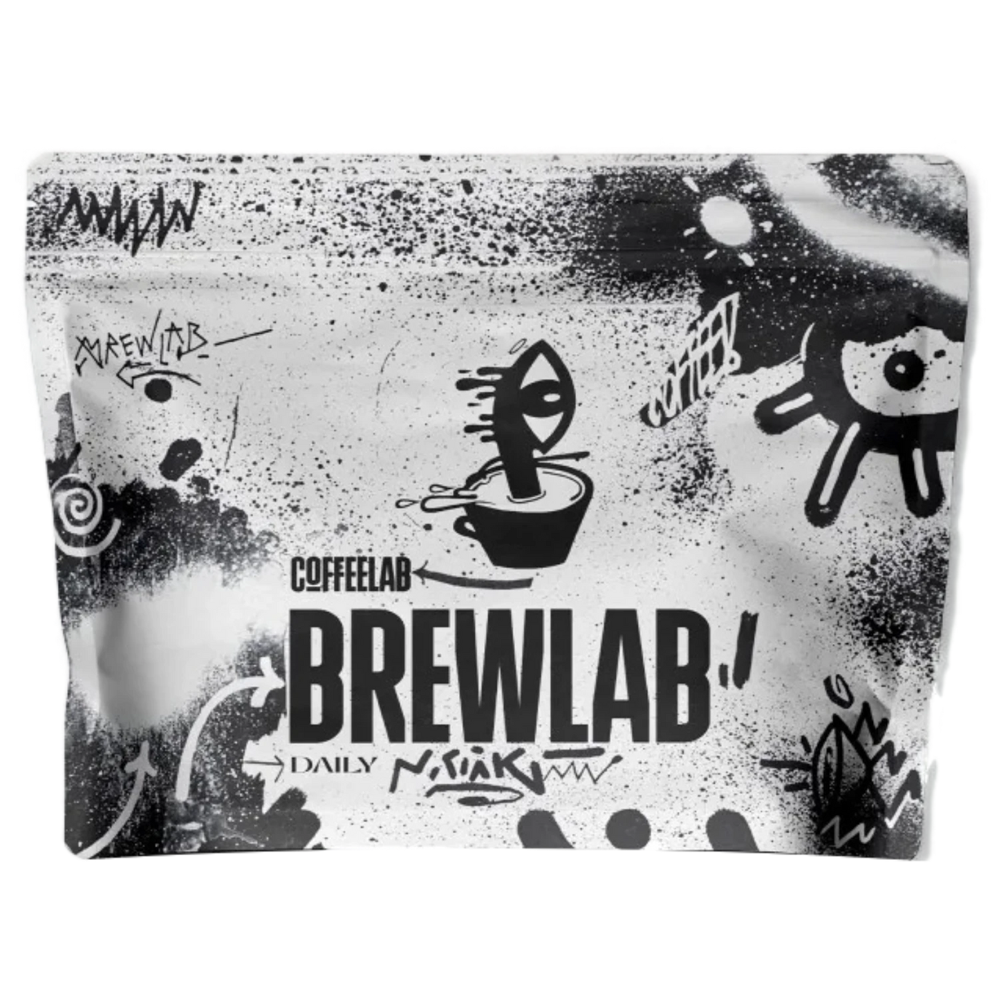 En återförslutningsbar påse med COFFEELAB Brewlab Daily-kaffe, med en svartvit graffitiliknande grafisk design med klotter och fet stil.