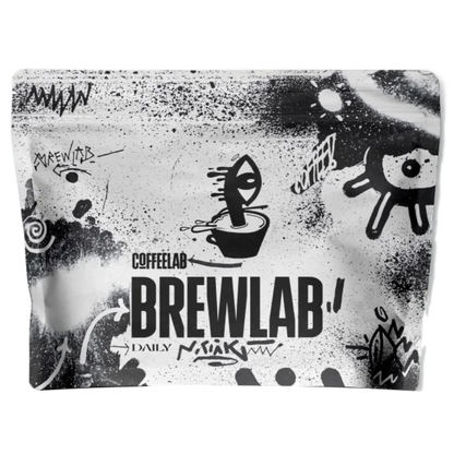 En återförslutningsbar påse med COFFEELAB Brewlab Daily-kaffe, med en svartvit graffitiliknande grafisk design med klotter och fet stil.