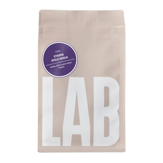 Beige CoffeeLab-påse Etiopia ”Ayele Adola” med lila klistermärke.