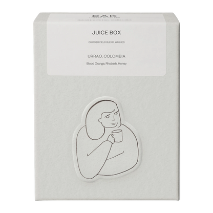 Vit ask DAK Coffee Roasters Juicy Box Filter hela bönor med svartvit teckning av en person