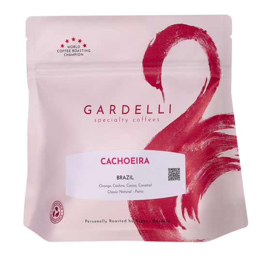 Ljusrosa påse Gardelli Brazil Cachoeira Natural Espresso hela bönor med röd svan-grafik