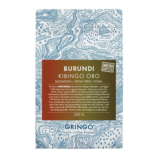 En 250g påse Burundi Kibingo Oro kaffe med en blåvit topografisk kartdesign och en livfull brun-grön gradientetikett med smaknoter av blodapelsin, grönt äpple och blommor.