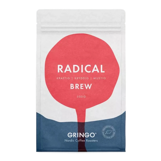 Frontvy av Gringo Nordic Radical Brew 500g vit kaffepåse som visar röd och blå design