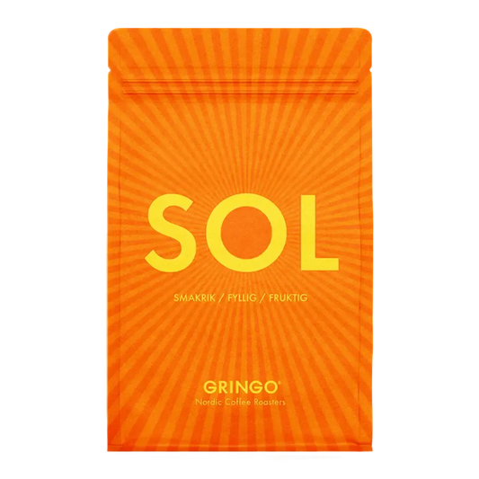 En 250g påse Gringo SOL Sommarkaffe med en orange solstråledesign, gul SOL-text och smakkaraktärer som fyllig, fruktig och god.
