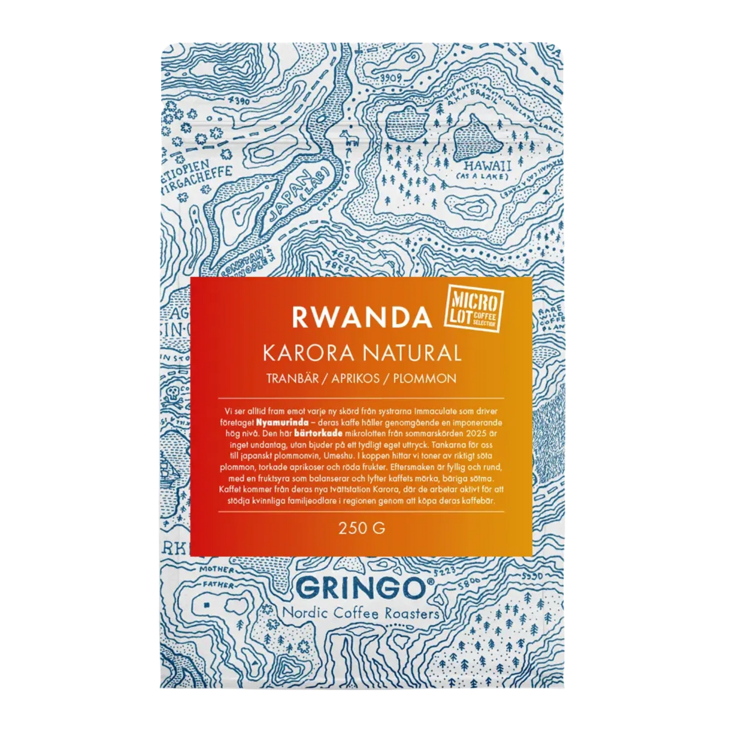 En 250g påse Rwanda Karora kaffe med en blåvit topografisk kartdesign och en livfull röd-gul gradientetikett med smaknoter av tranbär, aprikos och plommon.