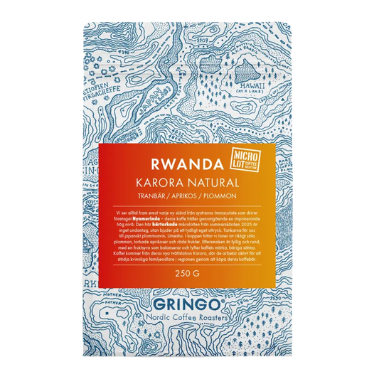 En 250g påse Rwanda Karora kaffe med en blåvit topografisk kartdesign och en livfull röd-gul gradientetikett med smaknoter av tranbär, aprikos och plommon.