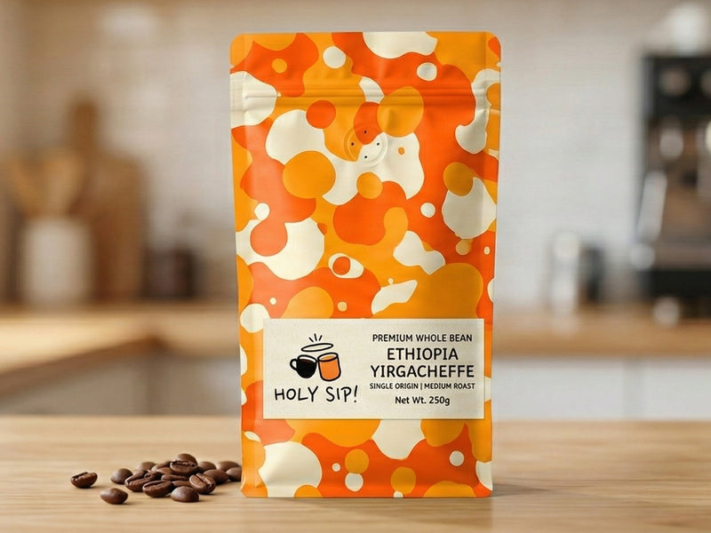 Kaffepaket med orange och vitt mönster på en köksbänk