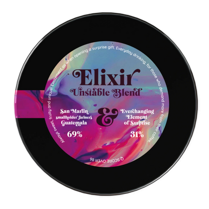 En svart rund kaffebehållare med en färgglad etikett "Elixir Unstable Blend".