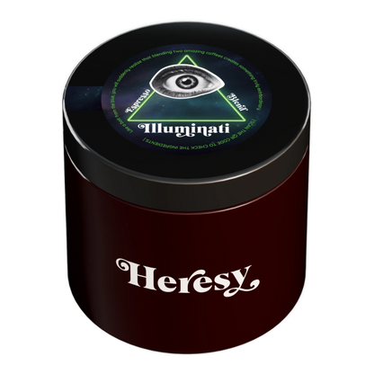 En mörkröd cylindrisk burk med svart lock som visar en "Heresy"-logotyp och en färgglad toppetikett för "Illuminati" espressoblend.