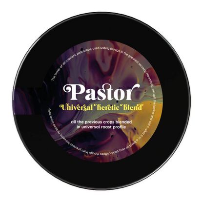 En svart rund kaffebehållare med en färgglad marmorerad etikett "Pastor Universal heretic blend".
