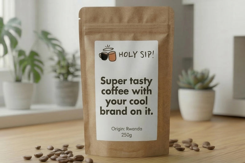 Kaffepaket med ”HOLY Sip!”-etikett på en träyta med kaffebönor.