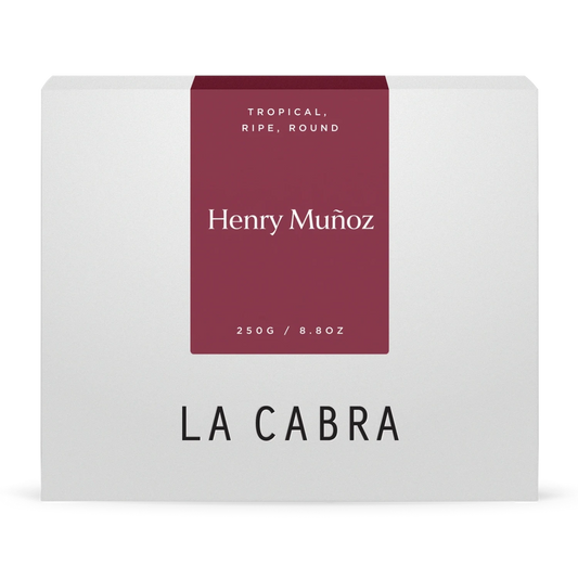 La Cabra "Henry Muñoz" kaffeförpackning med vit bakgrund och mörkröd etikett.