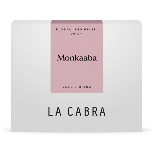 La Cabra "Monkaaba" kaffeförpackning med vit bakgrund och ljusrosa etikett.