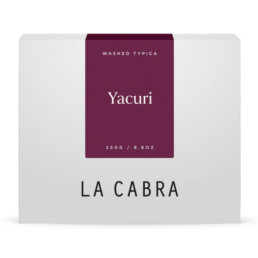 La Cabra "Yacuri" kaffeförpackning med vit bakgrund och vinröd etikett.