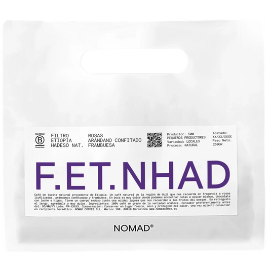 Vit Nomad Coffee-påse Etiopien Hadeso Nat. Filter 250g med stor blå F.ET.NHAD-text