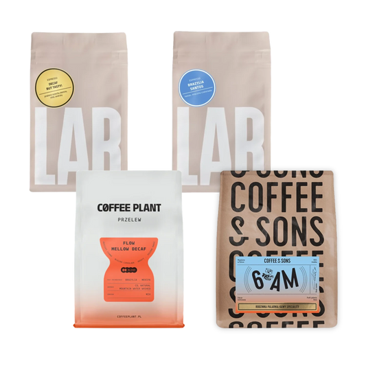 Fyra kaffepåsar från olika märken på vit bakgrund