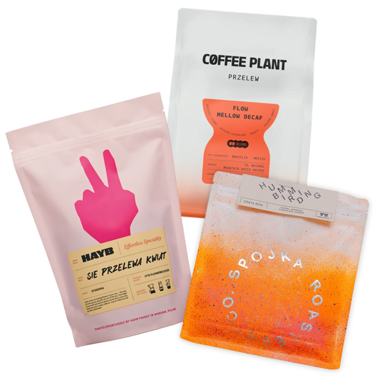 Tre kaffepåsar med olika design och text na vit bakgrund