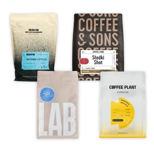 Fyra kaffeförpackningar från olika märken på vit bakgrund