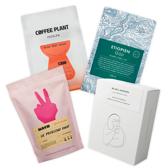 Fyra kaffeförpackningar med olika design på vit bakgrund