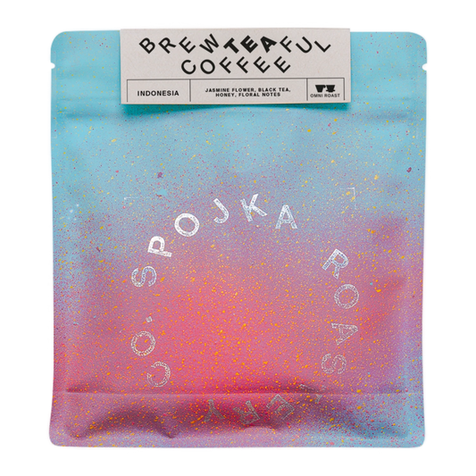 Förpackat kaffe ”Brewteaful Coffee” från Spojka Roastery på en gradientbakgrund.